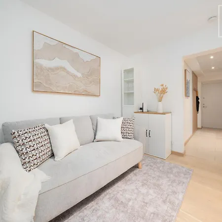 Quiet 2br, Free Parking, Workspace & Fast Wifi Апартаменты *