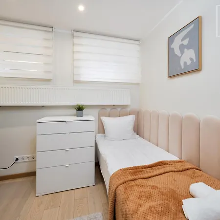 Quiet 2br, Free Parking, Workspace & Fast Wifi Апартаменты *