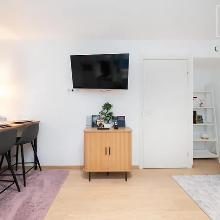 Quiet 2br, Free Parking, Workspace & Fast Wifi Апартаменты