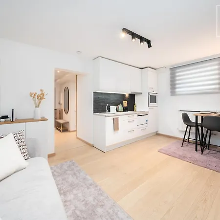 Quiet 2br, Free Parking, Workspace & Fast Wifi Апартаменты