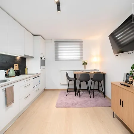 Quiet 2br, Free Parking, Workspace & Fast Wifi *