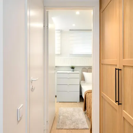 Quiet 2br, Free Parking, Workspace & Fast Wifi Апартаменты *