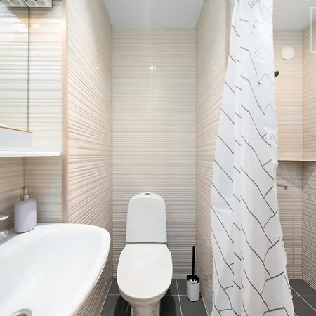 Quiet 2br, Free Parking, Workspace & Fast Wifi Апартаменты